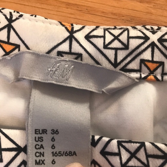 🔥 3 for $30 🔥H&M mini skirt with geo print - Picture 3 of 4